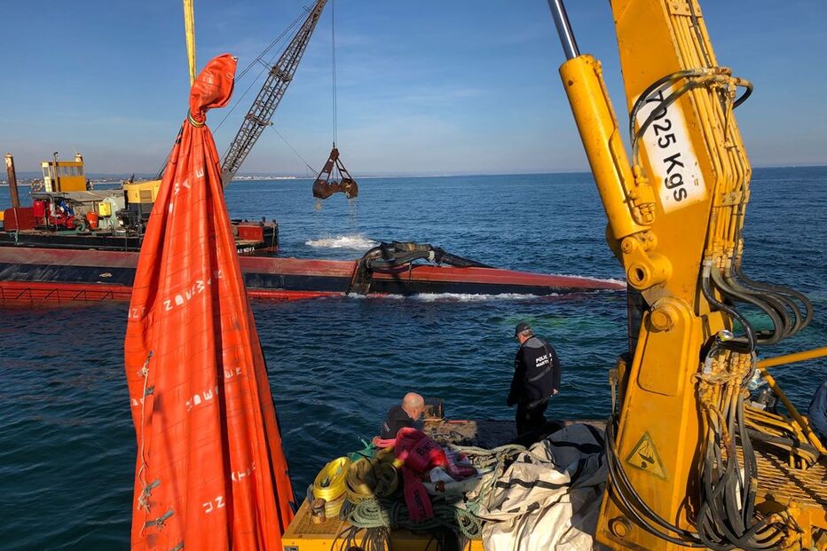 Após naufrágio armador tentou por várias vezes recolocar a draga  Brasinhi a flutuar, mas sempre sem sucesso