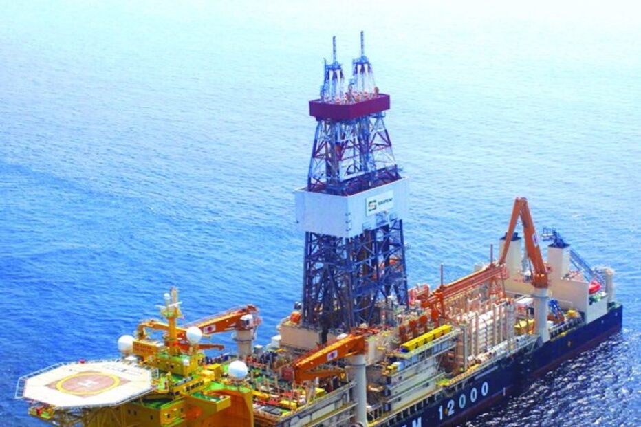 Helicópteros, navio de luxo, operação, petróleo, petrolíferas