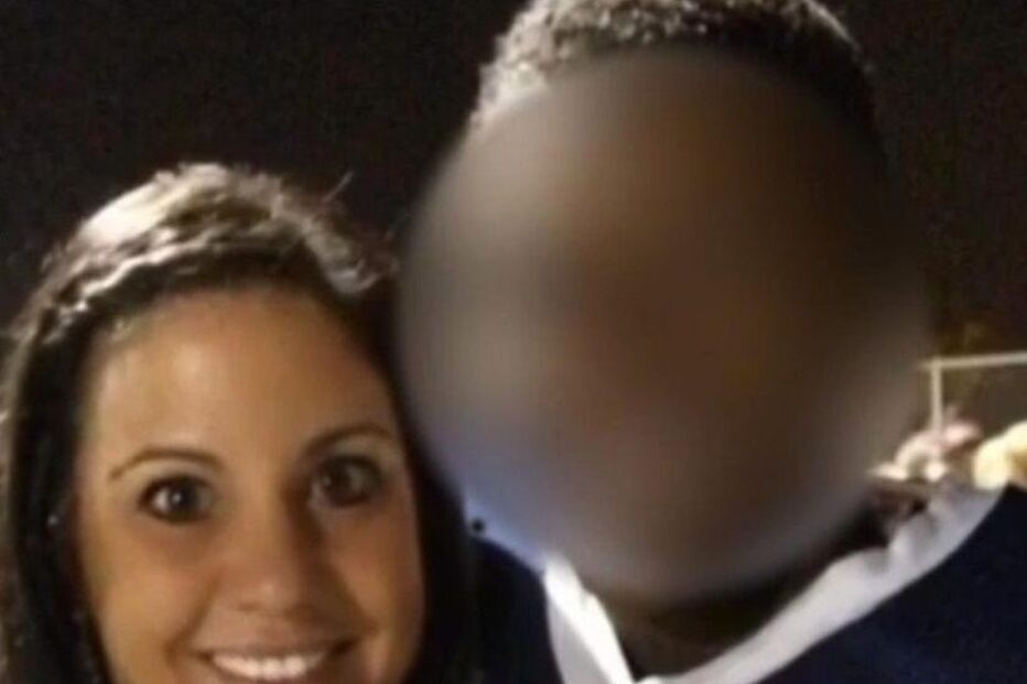 Laura Lynn Cross, professora, aluno menor