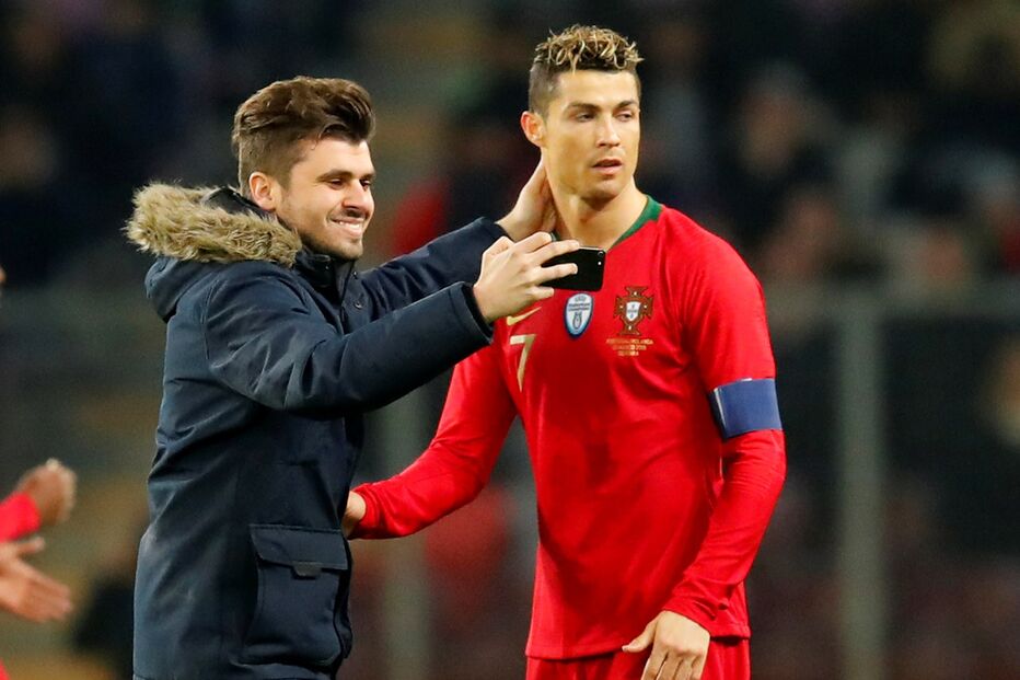 Invasão de campo no Portugal-Holanda 