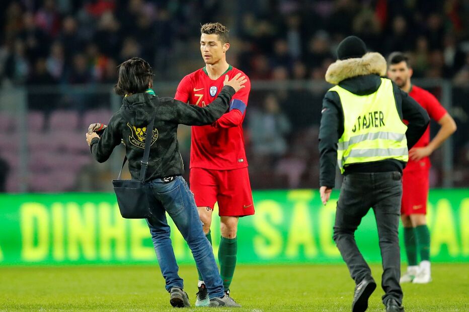 Invasão de campo no Portugal-Holanda 