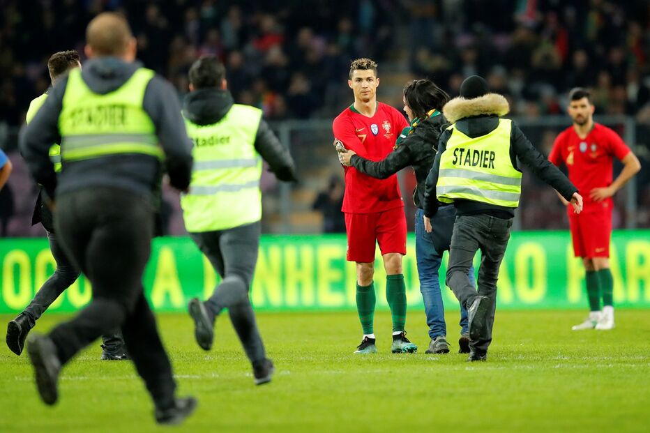 Invasão de campo no Portugal-Holanda 