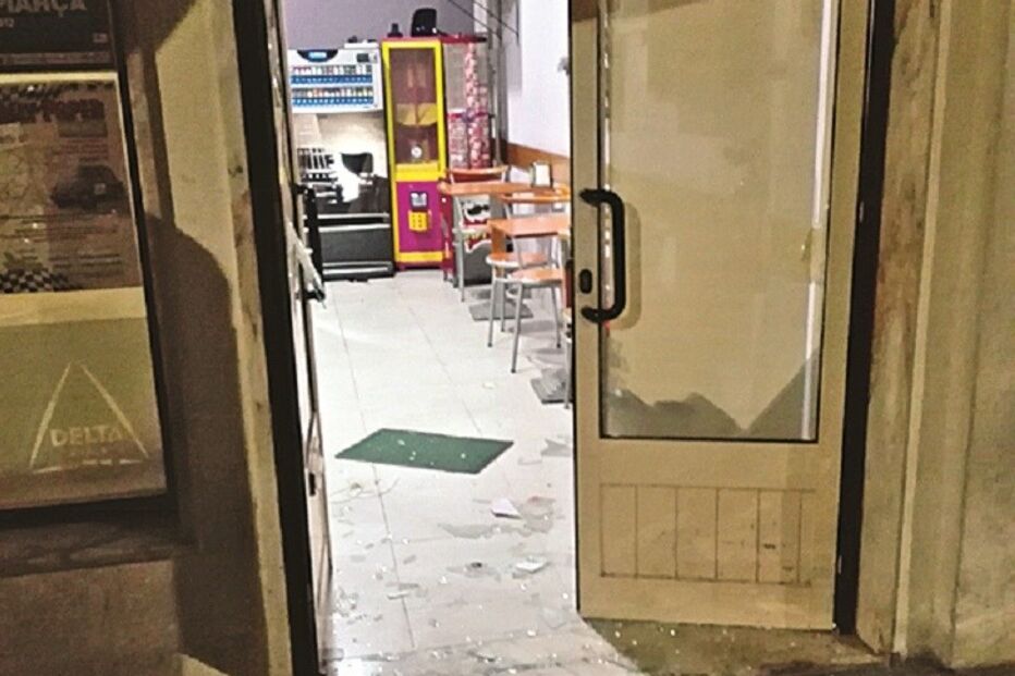 Vidros das portas foram partidos para poderem entrar