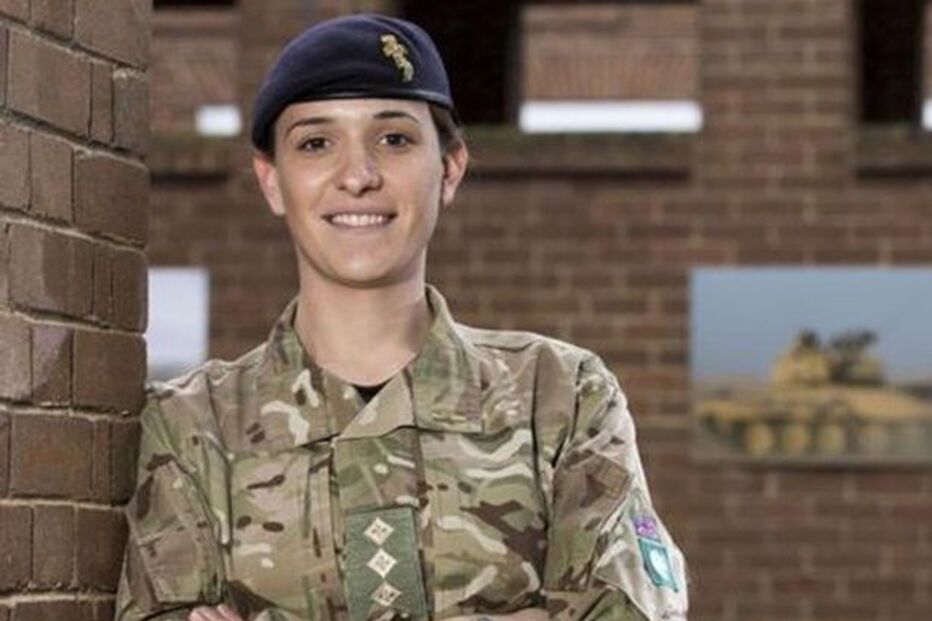 Mulher transexual casa com ator britânico que também mudou de sexo