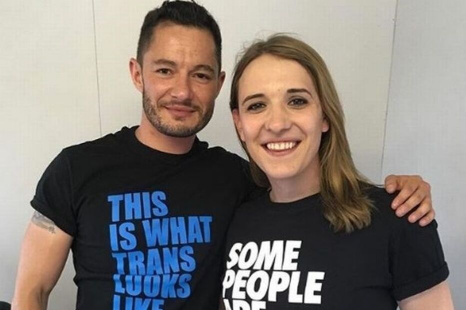 Mulher transexual casa com ator britânico que também mudou de sexo