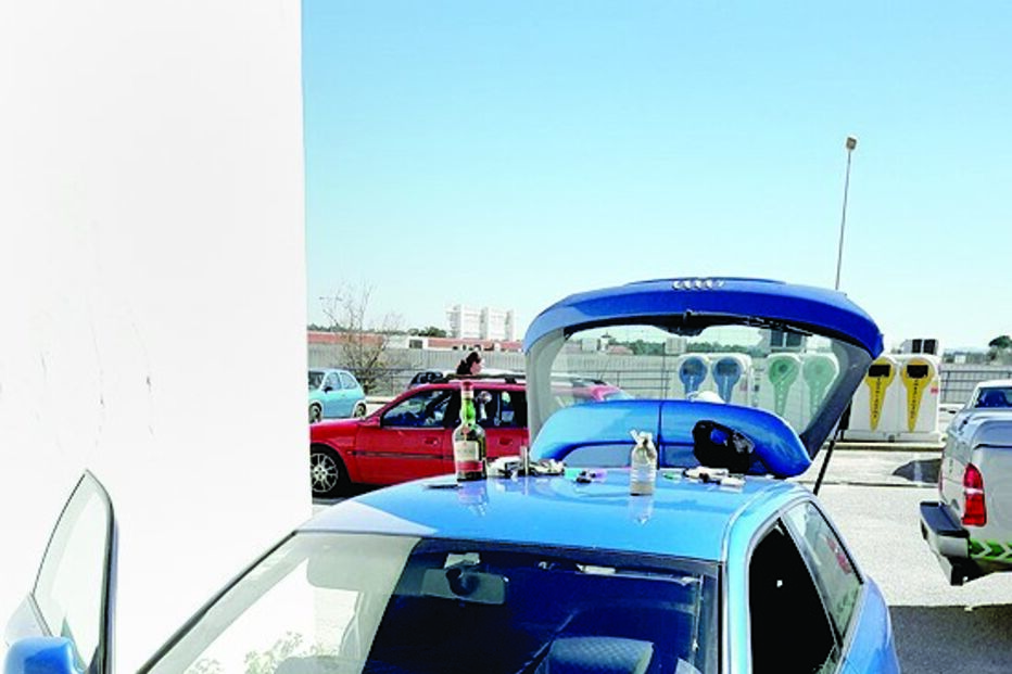 Apanhados em carro roubado  