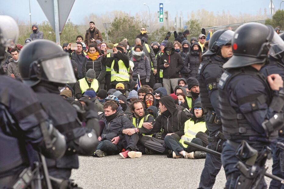 Manifestantes independentistas cortaram autoestrada junto à fronteira francesa e tiveram de ser desalojados pela polícia antimotim 
