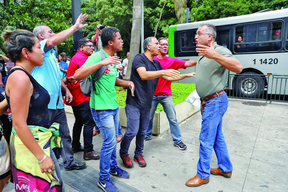 Tensão entre apoiantes e opositores
