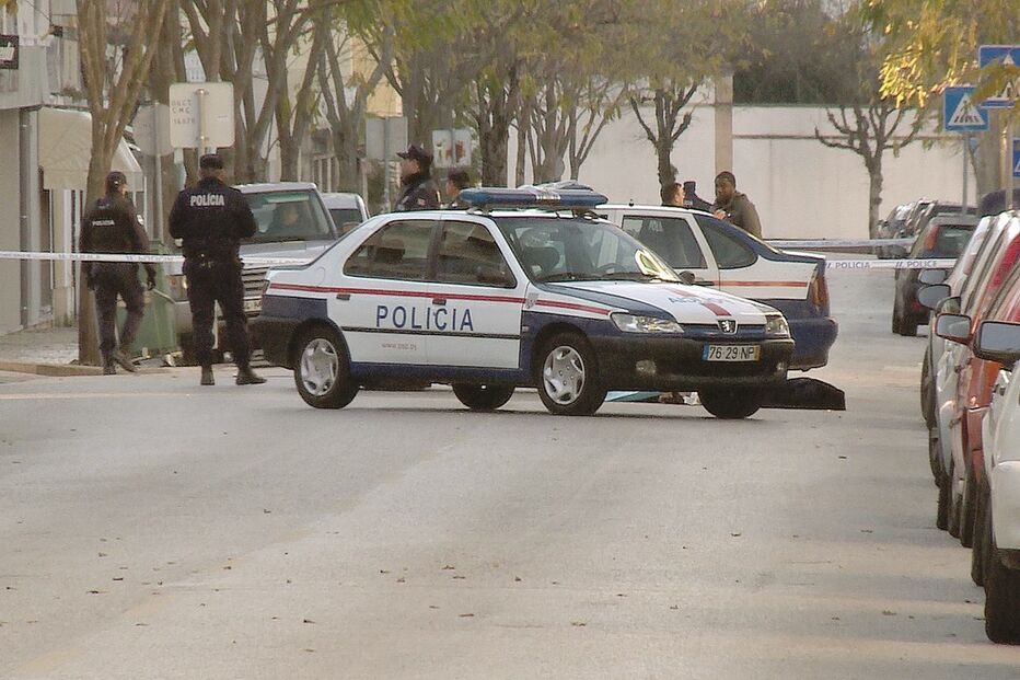 Polícia no cenário do crime a 8 de janeiro de 2017. Corpo da vítima estendido na estrada