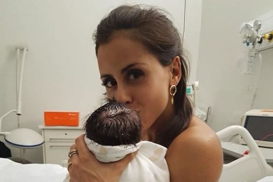 Carolina Patrocínio com a terceira filha, Carolina