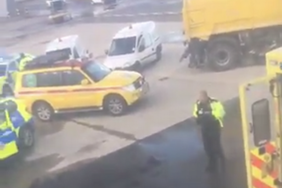 Trabalhador do aeroporto de Gatwick, Londres, esmagado por avião