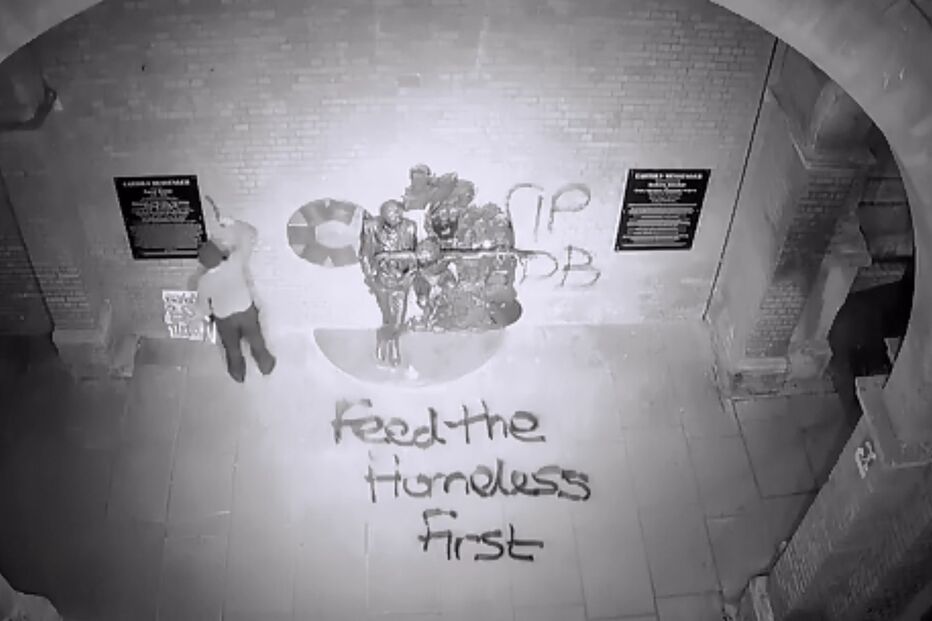 Nova estátua de David Bowie vandalizada no dia de estreia