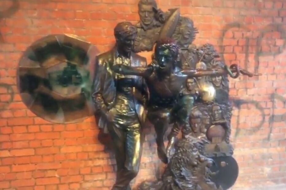 Nova estátua de David Bowie vandalizada no dia de estreia