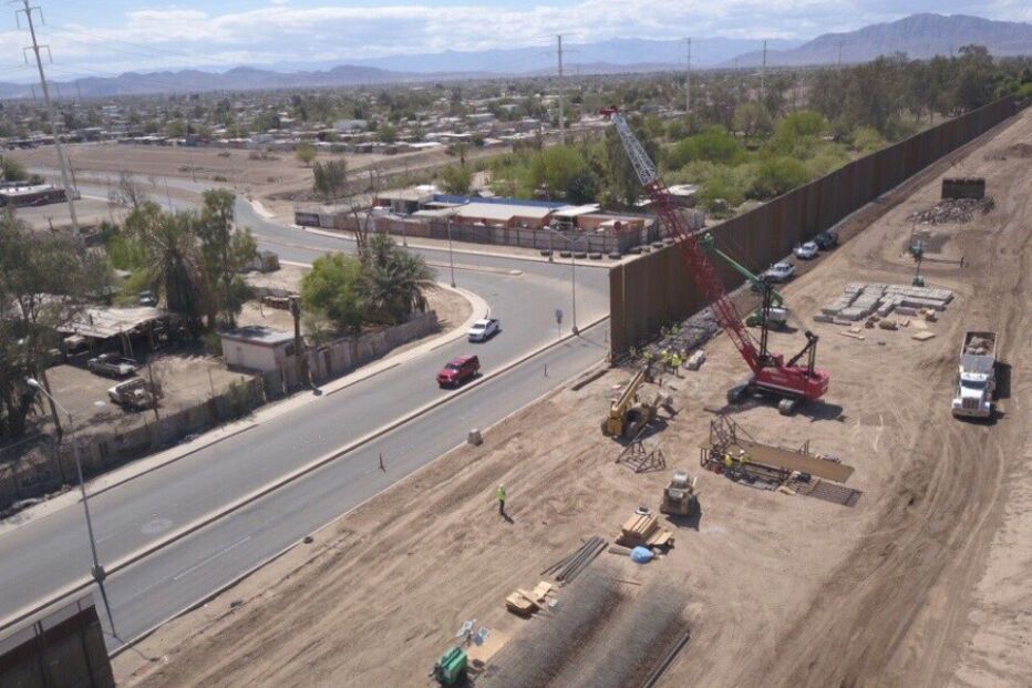 Construção do muro que divide México e EUA