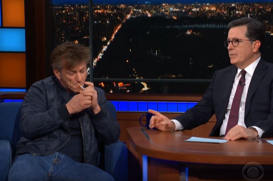 Sean Penn fuma cigarro durante entrevista de televisão
