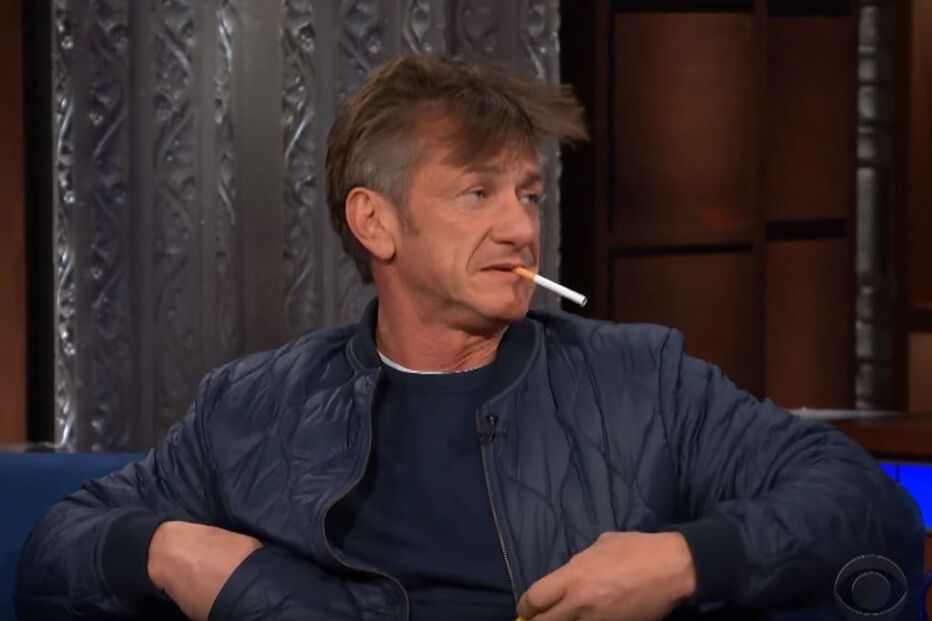 Sean Penn fuma cigarro durante entrevista de televisão