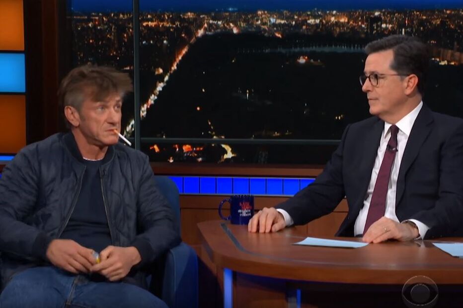 Sean Penn fuma cigarro durante entrevista de televisão