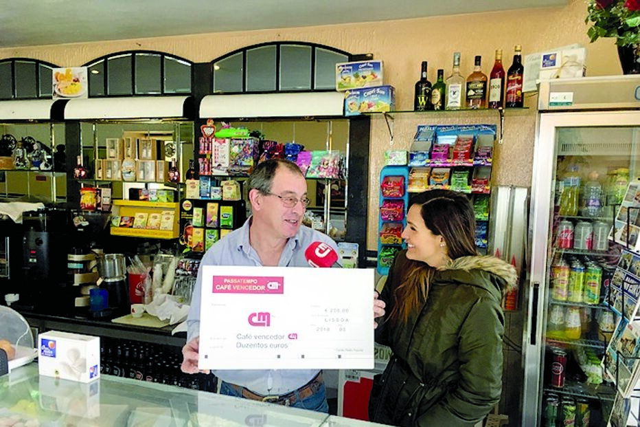 A apresentadora Ana Pedro Arriscado tem percorrido o País de norte a sul e  distribuído  cheques em   cafés. Ontem, António Matos recebeu 200 euros por ter a CMTV ligada   