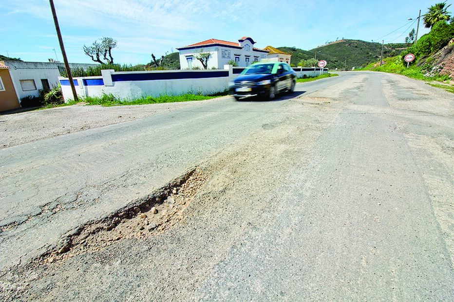 Condutores falam em 15 quilómetros que são percorridos “a rezar para não ter acidentes”, devido ao estado do piso