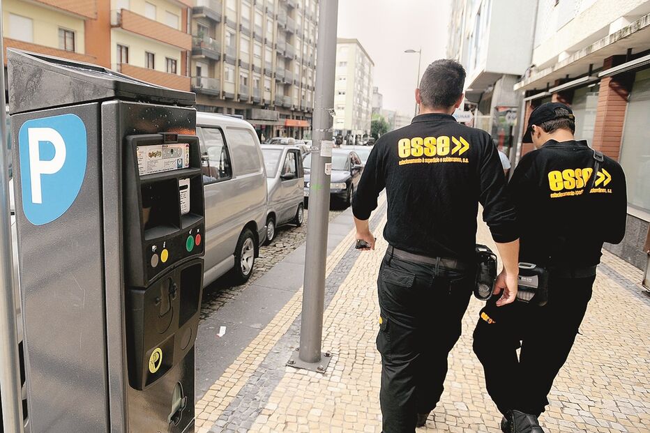 Lugares de estacionamento estão concessionados à ESSE e a autarquia pretende resgatá-los à empresa 