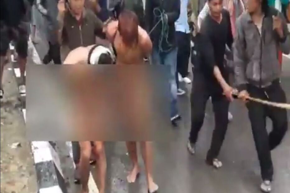 Suspeitos de violação arrastados nus pela rua na índia