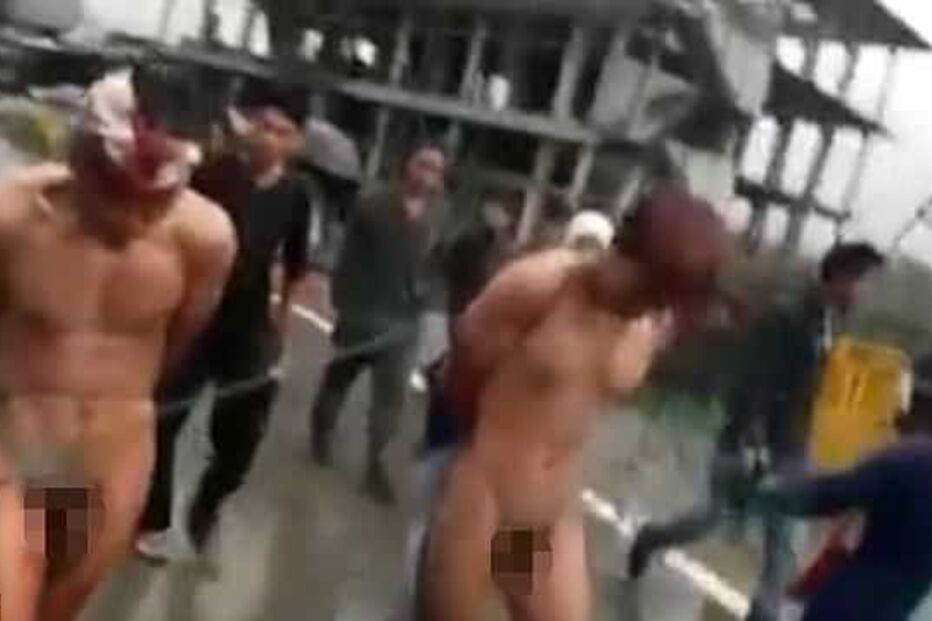 Suspeitos de violação arrastados nus pela rua na índia