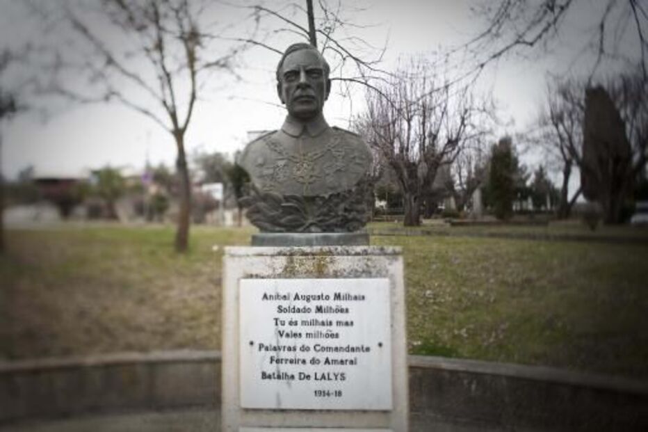 Estátua de Aníbal Milhais, o soldado Milhões, foi o herói português da I Guerra Mundial