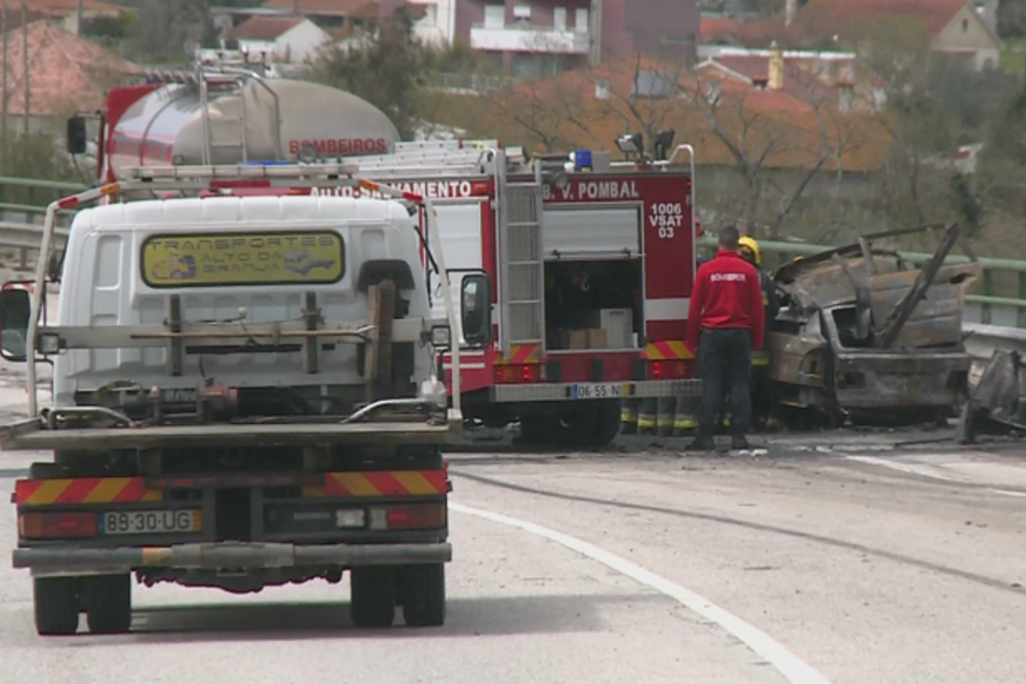  Condutora morre carbonizada em acidente no IC8, em Pombal
