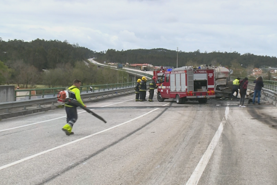  Condutora morre carbonizada em acidente no IC8, em Pombal