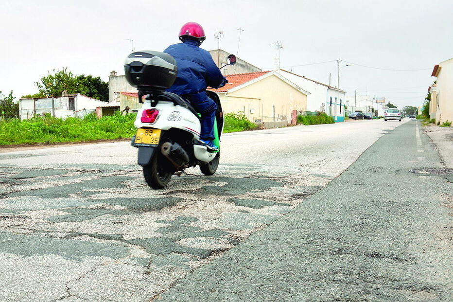 Degradação do piso é cada vez maior e coloca em perigo os utilizadores da principal estrada da região    