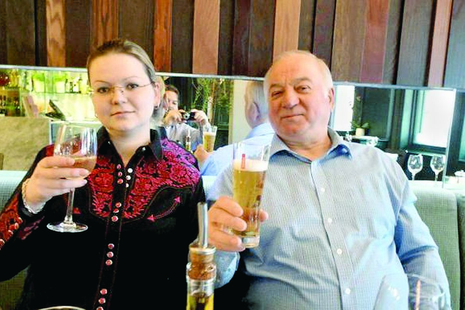 Skripal continua em estado crítico, mas a filha (ao seu lado na foto) revelou sinais de recuperação
