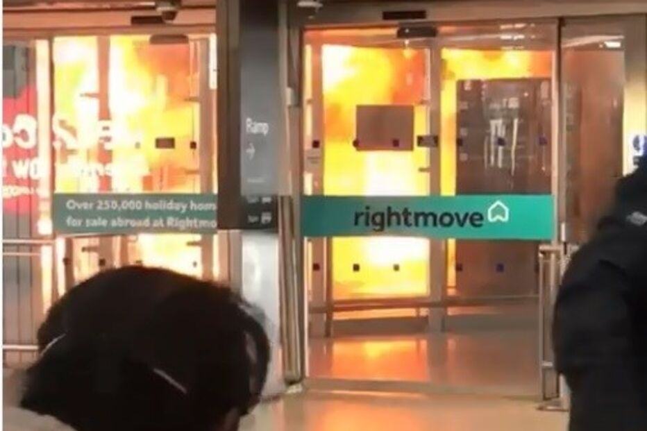  Autocarro arde à entrada de terminal do aeroporto de Stansted