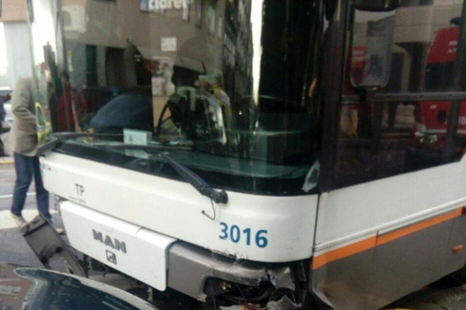 Autocarro envolvido em colisão no Porto