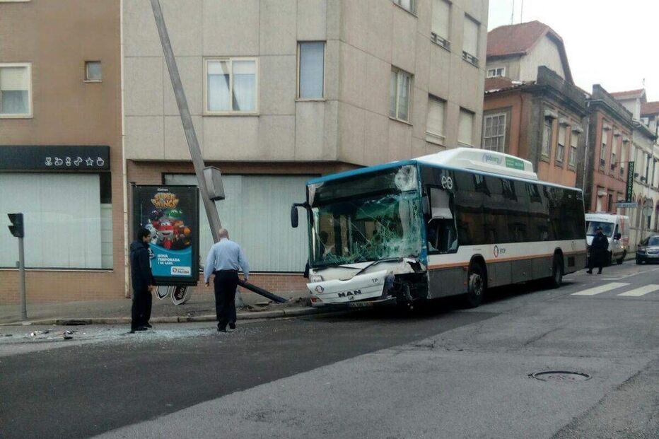 Autocarro envolvido em colisão no Porto