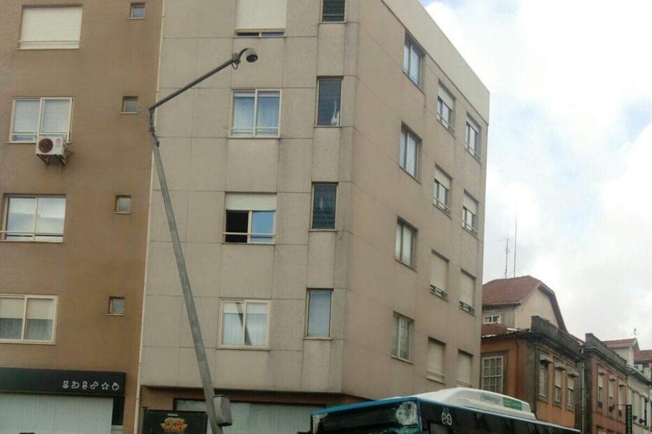 Autocarro envolvido em colisão no Porto