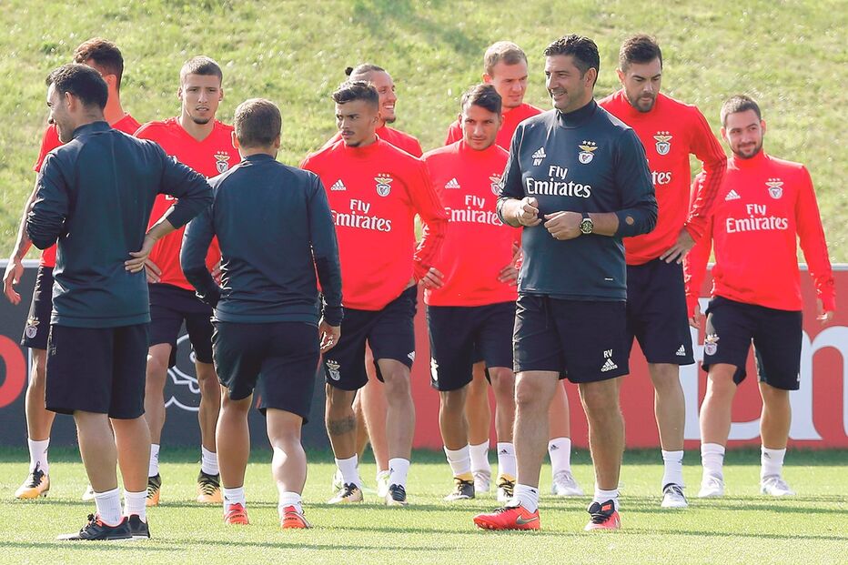 Rui Vitória num treino do Benfica