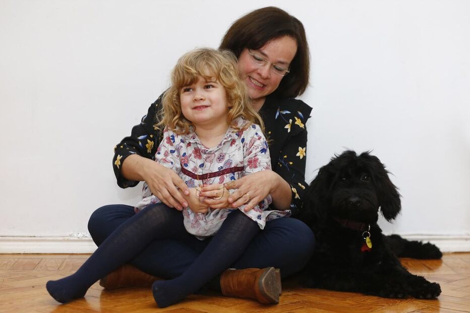 Carolina, agora com 4 anos, foi diagnosticada com autismo aos 2 anos