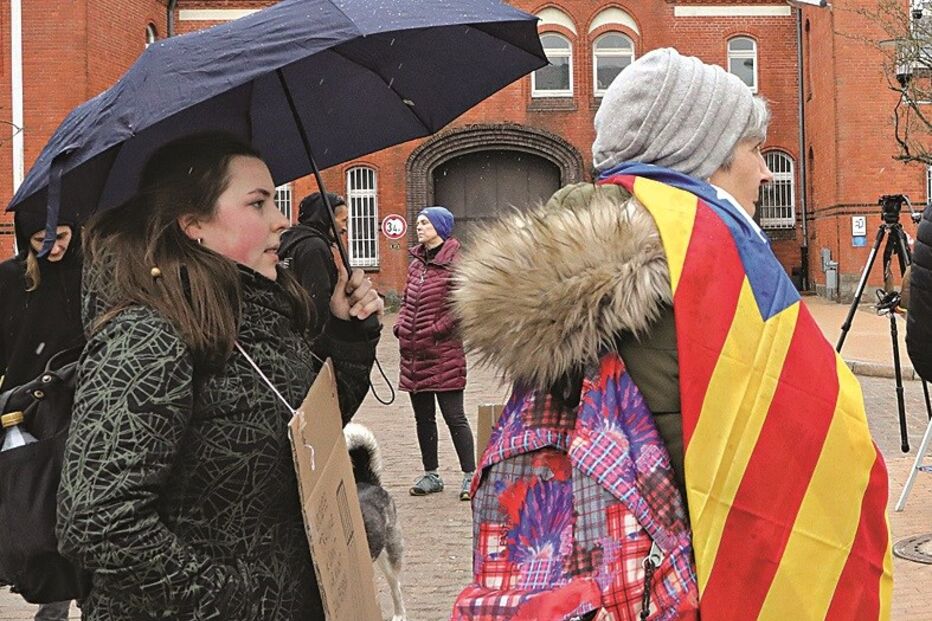 Apoiantes junto à prisão de Neumünster, onde Puigdemont está detido 