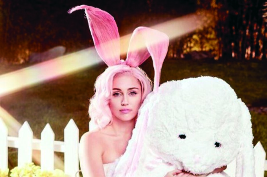 Miley Cyrus na pele de coelhinha sexy    