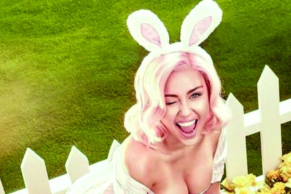 Miley Cyrus na pele de coelhinha sexy    