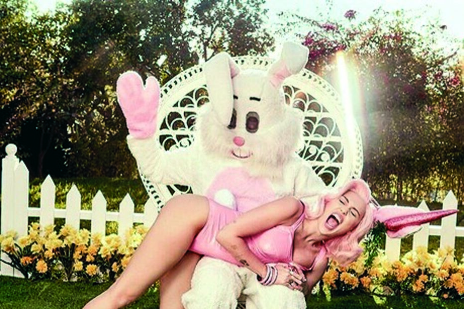 Miley Cyrus na pele de coelhinha sexy    