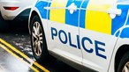 Mulher de 29 anos esfaqueada no País de Gales. Suspeito está em fuga
