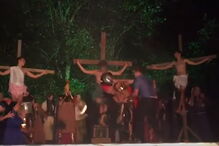 Invade encenação da Páscoa e agride ator que fazia de soldado que prendeu Jesus