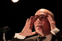 José Raposo lê ‘Odisseia’, na tradução de Frederico Lourenço, nesta peça em cena no Teatro da Trindade, em Lisboa