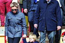 Charlene e Alberto em jogo solidário  