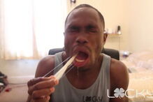 Jovens inalam preservativos no novo ‘desafio’ na Internet