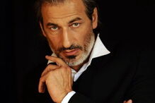 Homem mais flexível do mundo condenado por pedofilia