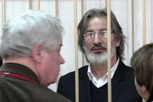 Homem mais flexível do mundo condenado por pedofilia