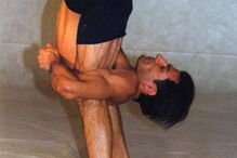 Homem mais flexível do mundo condenado por pedofilia