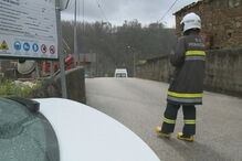  Um morto e 30 feridos em acidente com explosivos em Penacova. Explosão ocorreu durante procissão